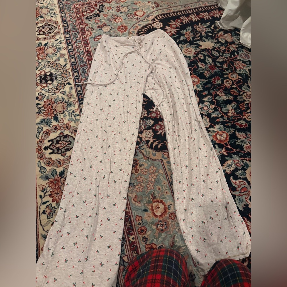 Skims brand new without tags, mistletoe lounge, or pajama pants, drawstring
